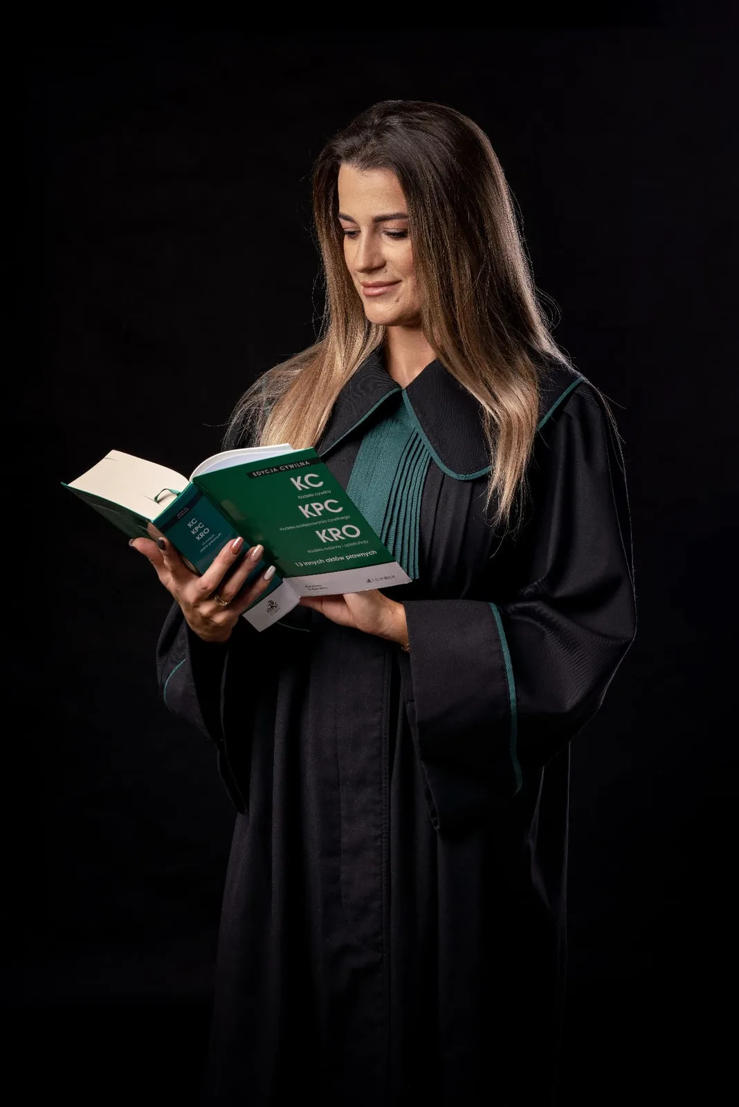 Adwokat Aleksandra Poniatowska-Boruk w todze – Kancelaria Adwokacka w Gryficach