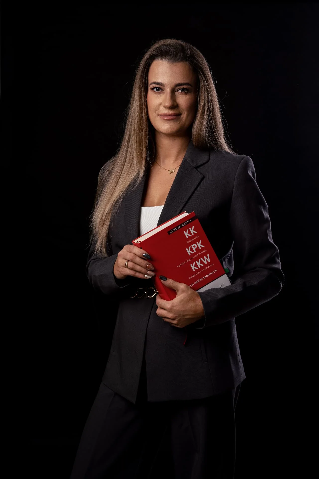 Adwokat Aleksandra Poniatowska-Boruk z czerwonym kodeksem karnym — prawo karne, Gryfice